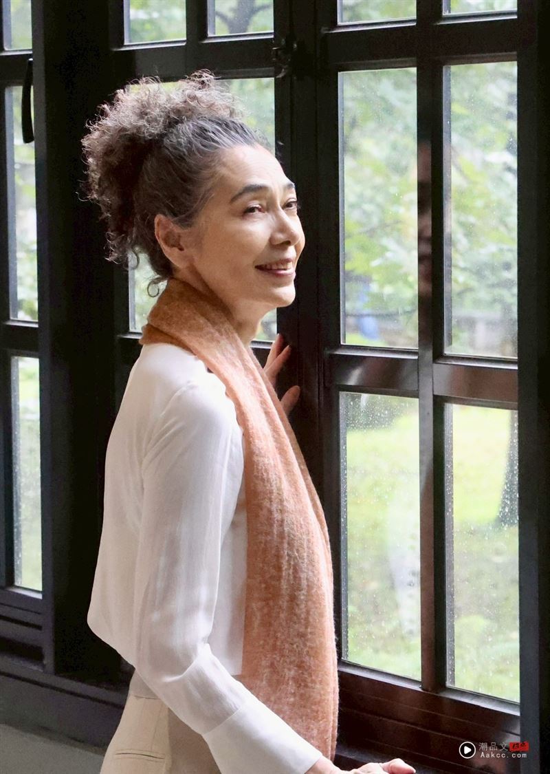 赖佩霞爱女丧夫后首露面!一家三口合体共渡难关 回到熟悉的中国台湾疗伤 内容图3 潮品文-大潮社旗下实时最新热点娱乐时尚数码等新闻资讯网站! 赖佩霞与两位爱女合体出席活动。(图/尚时代文创娱乐)