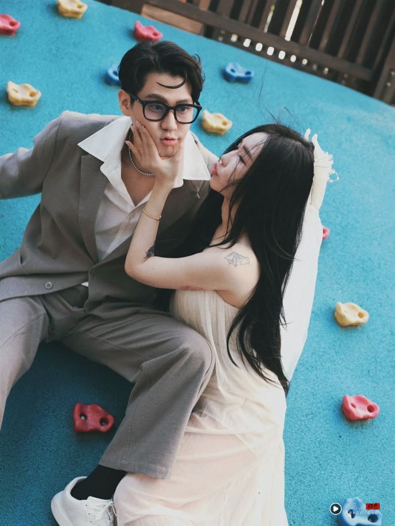 李玉玺甜娶大6岁许允乐!“登记后急做1事”内幕曝光:被爱包围 内容图1 潮品文-大潮社旗下实时最新热点娱乐时尚数码等新闻资讯网站! 李玉玺闪婚大6岁许允乐。(图/翻摄自脸书)