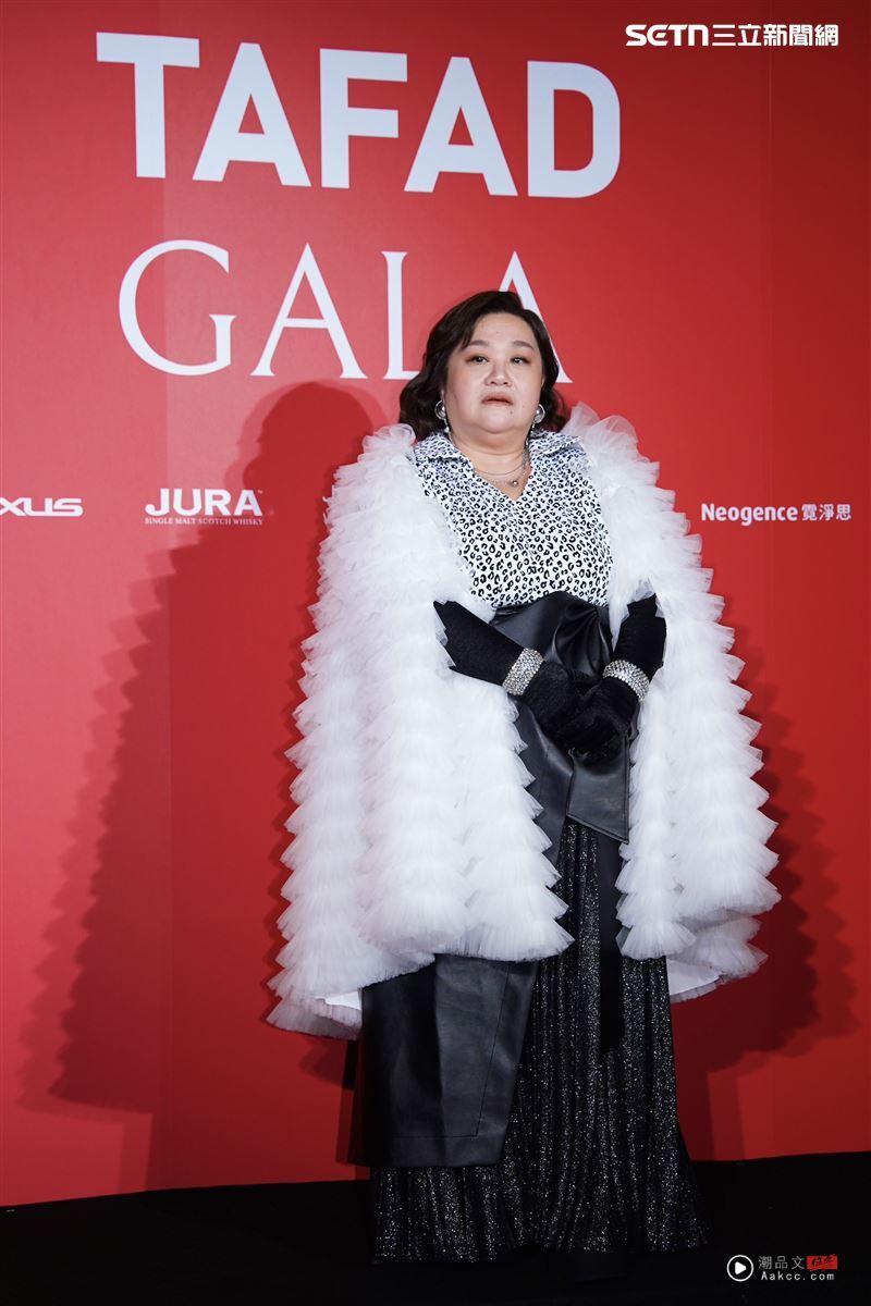 锺欣凌听闻李玉玺闪婚大叫!曝私讯内容“疯狂结巴” 大赞他是很棒男生 内容图2 潮品文-大潮社旗下实时最新热点娱乐时尚数码等新闻资讯网站! 锺欣凌出席设计师晚宴。(图/记者赵于莹摄影)