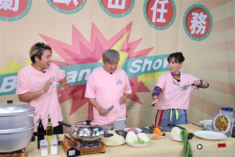 陈亚兰（右）拿着菜刀随意比划，吓得欧汉声当场尖叫求饶。（图／华视提供）