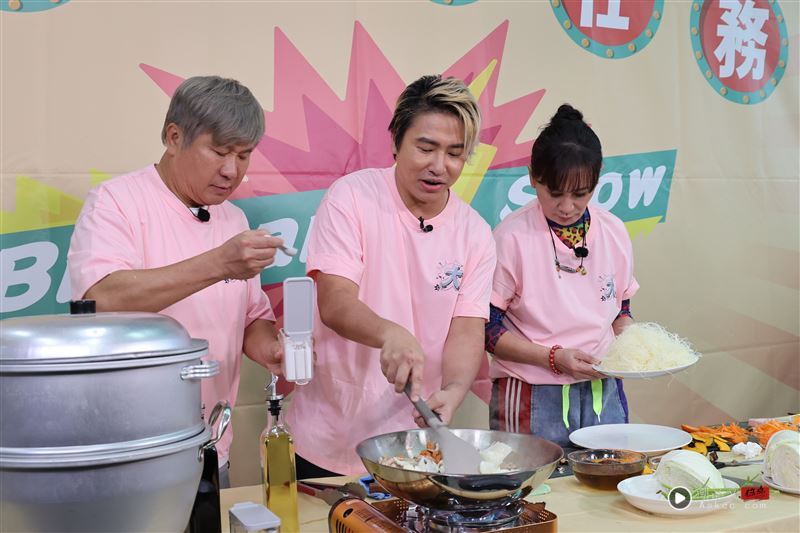 欧汉声(左起)、胡瓜、陈亚兰大手笔洒调味料。（图／华视提供）