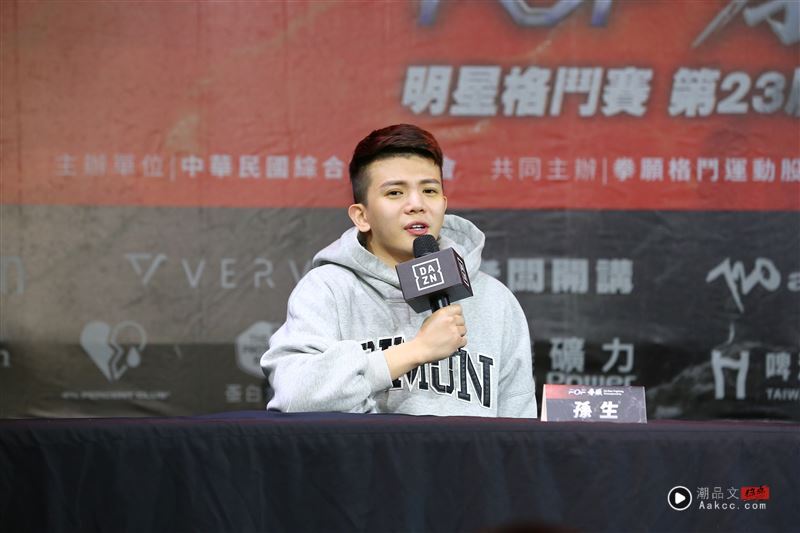 孙生痛哭认了“与未成年性J” 崩溃吼受害者:赔你65万了还想怎样 内容图1 潮品文-大潮社旗下实时最新热点娱乐时尚数码等新闻资讯网站! 孙生现身拳愿记者会。(图/记者郑孟晃摄影)