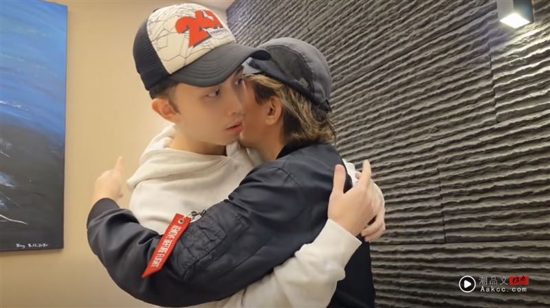 孙鹏60岁生日!“孙安佐热情献吻”天伦画面曝光 狄莺感动全说了 内容图2 潮品文-大潮社旗下实时最新热点娱乐时尚数码等新闻资讯网站! 孙鹏、孙安佐父子拥抱。(图/翻摄自脸书)