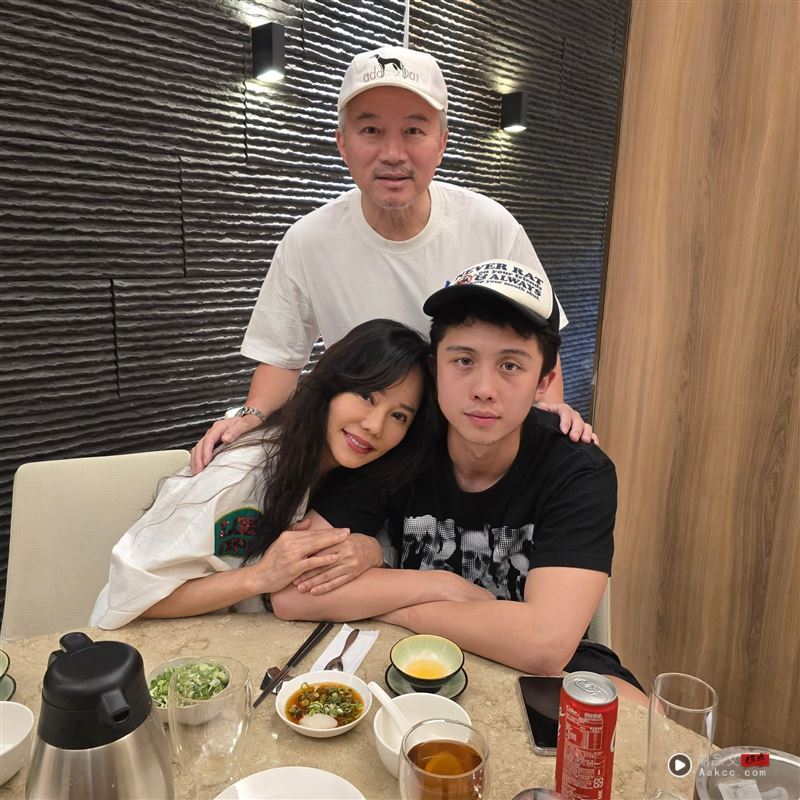 孙鹏60岁生日!“孙安佐热情献吻”天伦画面曝光 狄莺感动全说了 内容图1 潮品文-大潮社旗下实时最新热点娱乐时尚数码等新闻资讯网站! 孙鹏与狄莺当年为了救孙安佐,耗尽千万元,甚至一度要卖掉中国台湾房子。(图/翻摄自脸书)