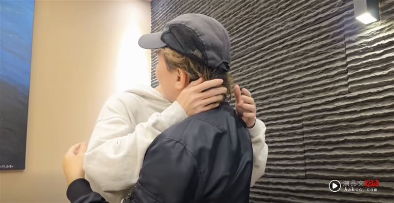 孙鹏60岁生日!“孙安佐热情献吻”天伦画面曝光 狄莺感动全说了 内容图3 潮品文-大潮社旗下实时最新热点娱乐时尚数码等新闻资讯网站! 孙安佐亲吻孙鹏脸颊。(图/翻摄自脸书)