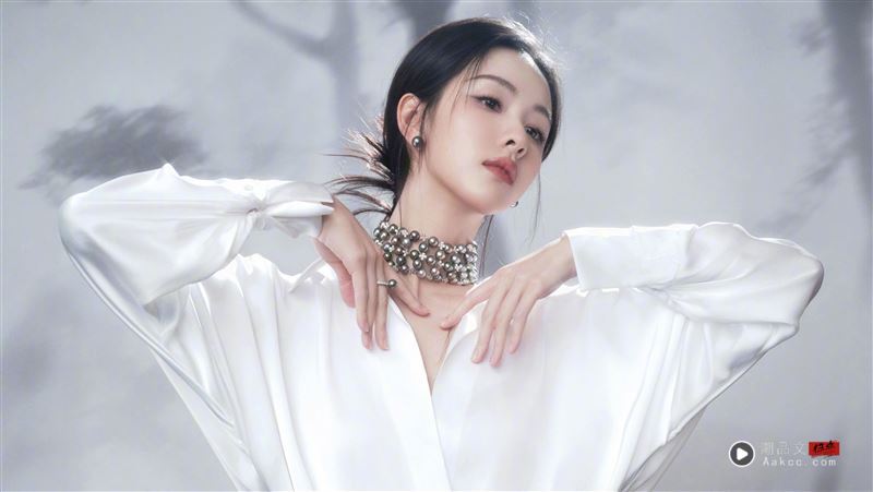 陈都灵宣传片变恐怖片?牙齿消失吓到发凉 慢速特写圈出惊人影像 内容图1 潮品文-大潮社旗下实时最新热点娱乐时尚数码等新闻资讯网站! 陈都灵出席马来西亚电视剧盛典活动,一袭白色连身裙相当亮眼。(图/翻摄自微博)