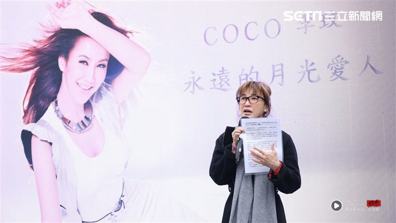 李玟真正死因非轻生?疑惨遭外佣饮料下毒 呕吐物呛入肺部导致窒息 内容图2 潮品文-大潮社旗下实时最新热点娱乐时尚数码等新闻资讯网站! 李玟二姐Nancy致词。(图/记者郑孟晃摄影)