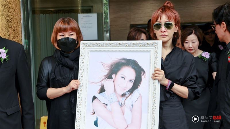 李玟真正死因非轻生?疑惨遭外佣饮料下毒 呕吐物呛入肺部导致窒息 内容图3 潮品文-大潮社旗下实时最新热点娱乐时尚数码等新闻资讯网站! 李玟二姐手捧遗照(图/记者郑尹翔)