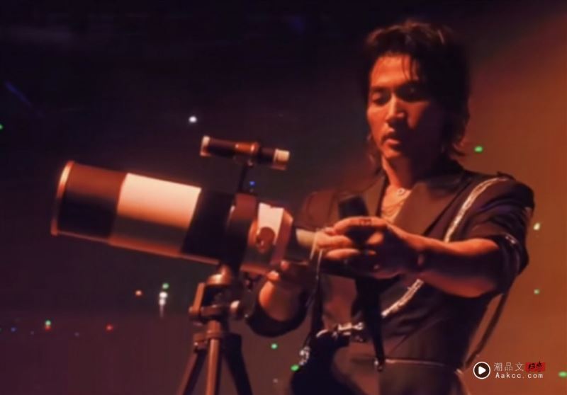 言承旭勾起大S回忆!挂流星项炼全场哭了 想起当年“道明寺与杉菜” 内容图2 潮品文-大潮社旗下实时最新热点娱乐时尚数码等新闻资讯网站! 言承旭拿出流星项炼高挂望远镜上,让《流星花园》粉丝想起大S饰演的杉菜。(图/翻摄自小红书、微博)