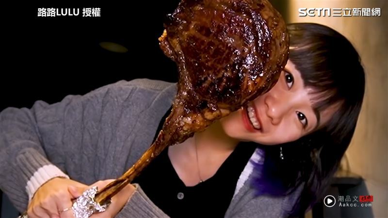 正妹大胃王遭诈骗!存款被挖空吃厨余度日 苦攒万元学费全变泡影 内容图2 潮品文-大潮社旗下实时最新热点娱乐时尚数码等新闻资讯网站! 热爱吃大份量美食的路路,近日拍摄影片挑战10公斤重的战斧牛排。(图/路路LULU 授权)