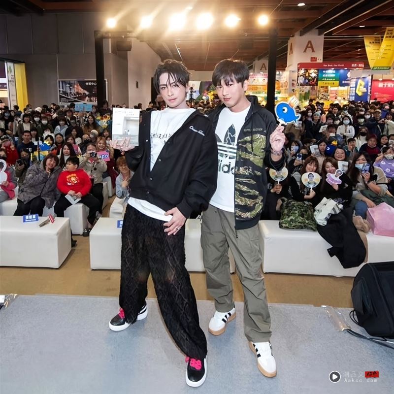 小村日前还公开现身Toro签书会。（图／翻摄自IG @torocompany1002）&nbsp;