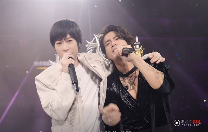 阿信与言承旭热情合唱。（图／翻摄自阿信脸书）