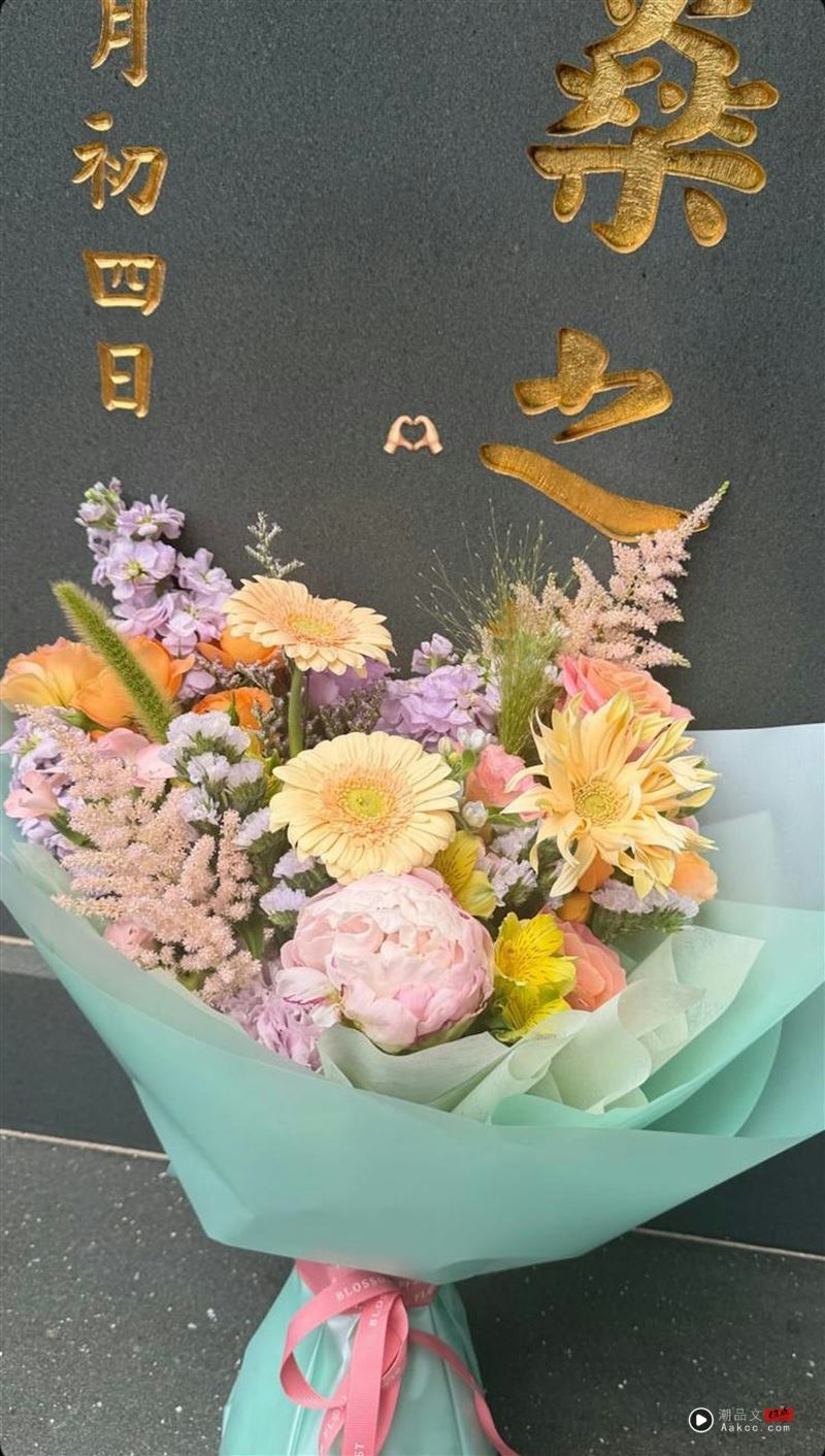 何超莲到父亲坟前献花。（图／翻摄自IG @laurinda_ho）