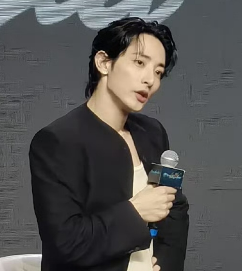 李洙赫内地见面会被迫OT 12小时!累到脱水还被威胁:没签完别想走! 内容图4 潮品文-大潮社旗下实时最新热点娱乐时尚数码等新闻资讯网站! 李洙赫