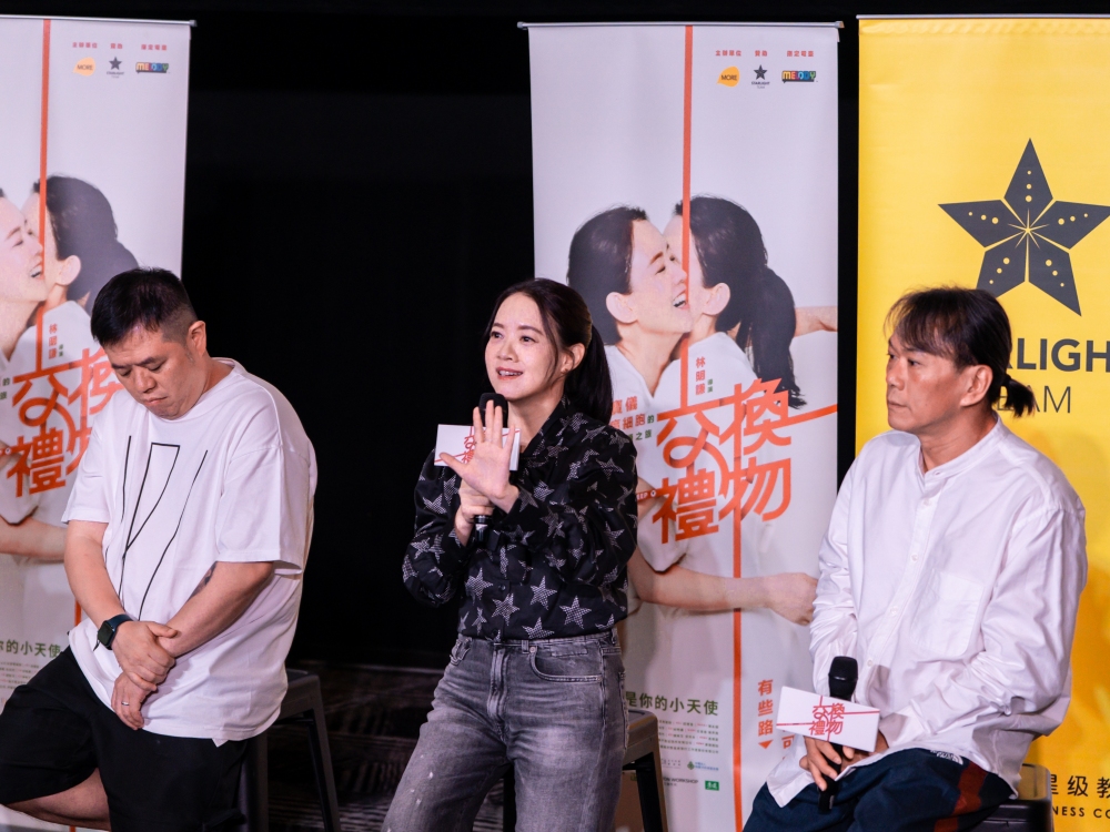 曾宝仪与男友、堂弟首度携手合作纪录片《交换礼物》!笑揭:家人最好不要一起工作 内容图3 潮品文-大潮社旗下实时最新热点娱乐时尚数码等新闻资讯网站! 曾宝仪与男友、堂弟首度携手合作纪录片《交换礼物》