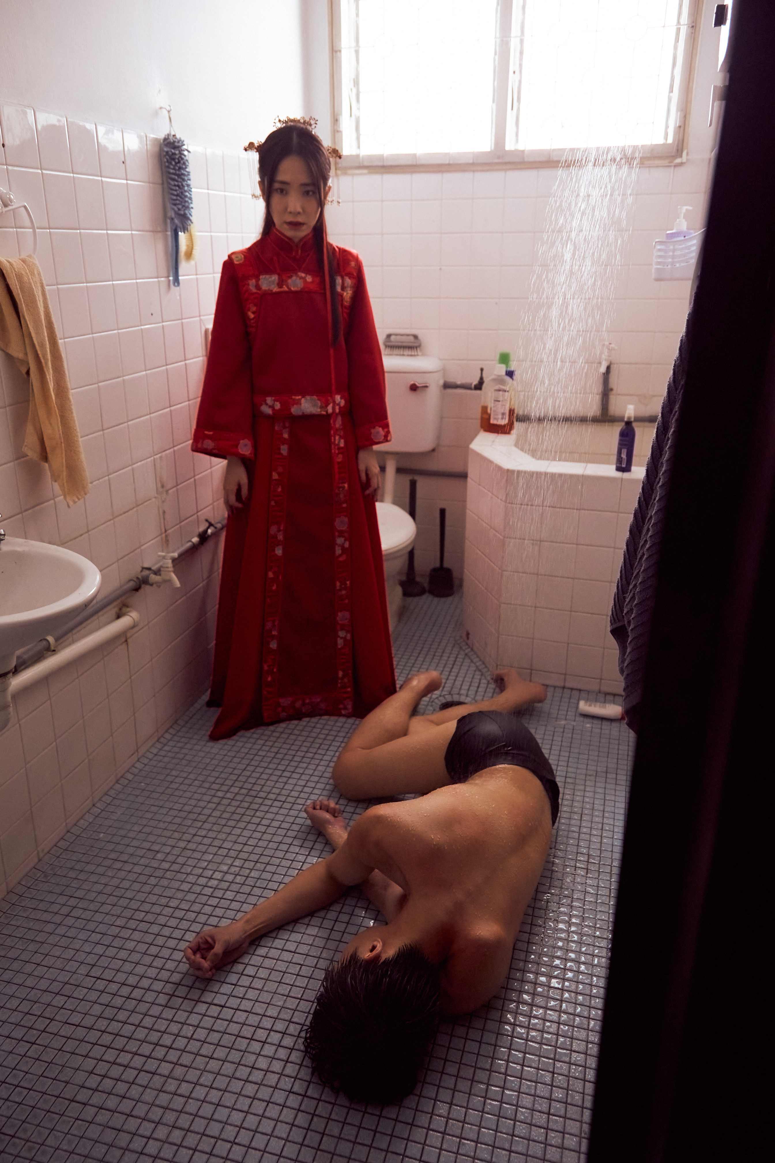 幽冥新娘 |骑上盛天俊身上!陈子颖女鬼造型美出新高度 内容图4 潮品文-大潮社旗下实时最新热点娱乐时尚数码等新闻资讯网站! 幽冥新娘