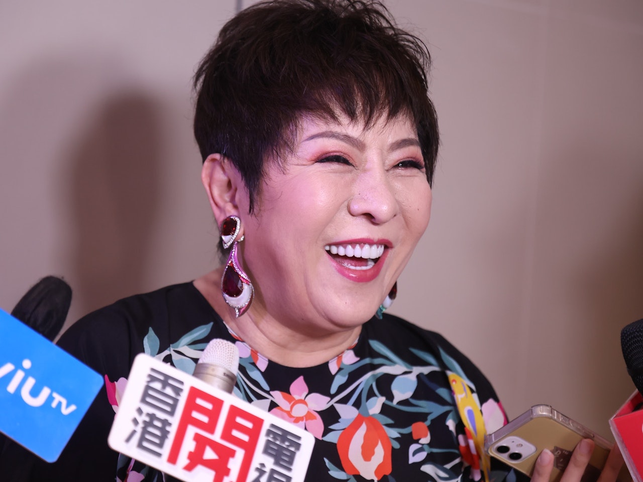 于朦胧之死疑点重重!向太直播叹息:这个讲不了 内容图3 潮品文-大潮社旗下实时最新热点娱乐时尚数码等新闻资讯网站! 于朦胧之死疑点重重
