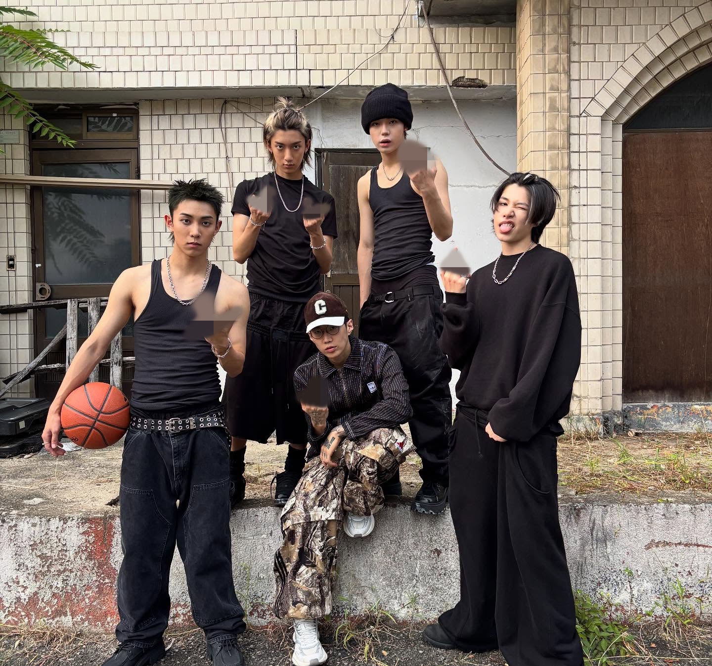 Jay Park新男团未出道遭排斥!全员比中指被批 “啦啦变偶像”! 内容图3 潮品文-大潮社旗下实时最新热点娱乐时尚数码等新闻资讯网站! LNGSHOT