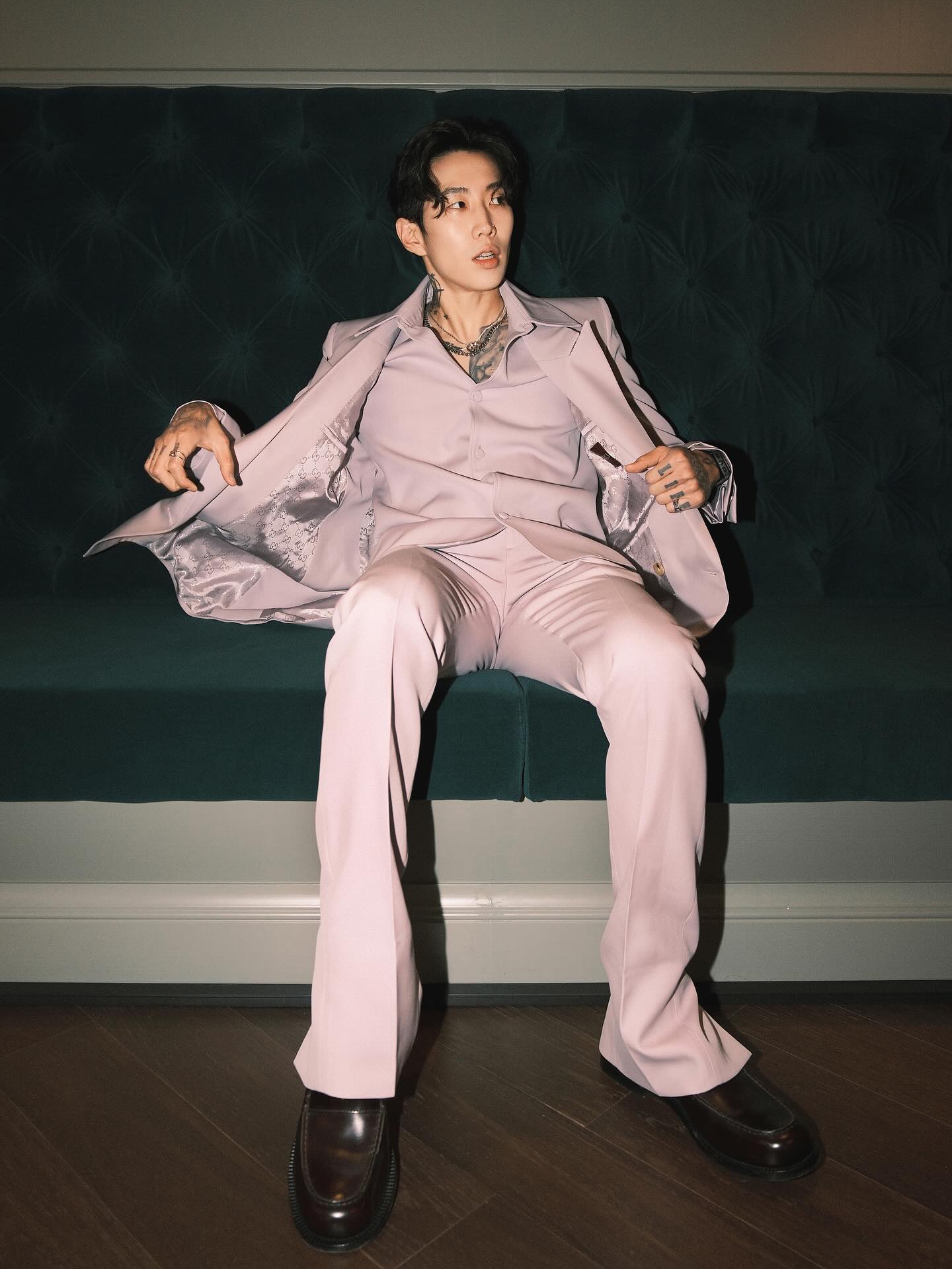 Jay Park新男团未出道遭排斥!全员比中指被批 “啦啦变偶像”! 内容图4 潮品文-大潮社旗下实时最新热点娱乐时尚数码等新闻资讯网站! LNGSHOT