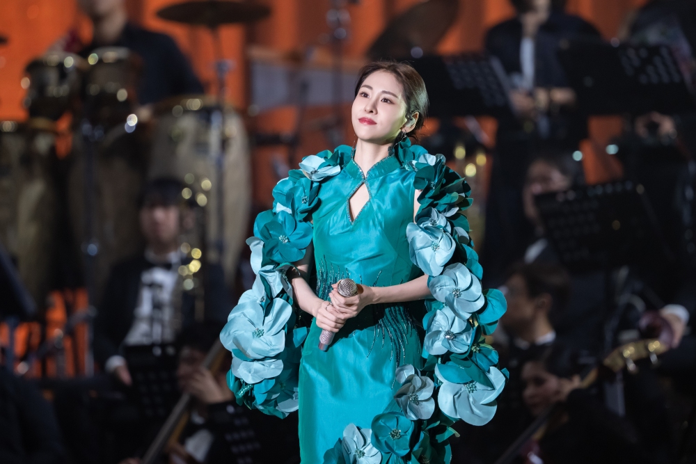张碧晨《在加纳共和国离婚》惊喜改词!马来西亚媒体点《难哄》OST许愿成功! 内容图2 潮品文-大潮社旗下实时最新热点娱乐时尚数码等新闻资讯网站! 张碧晨《在加纳共和国离婚》惊喜改词