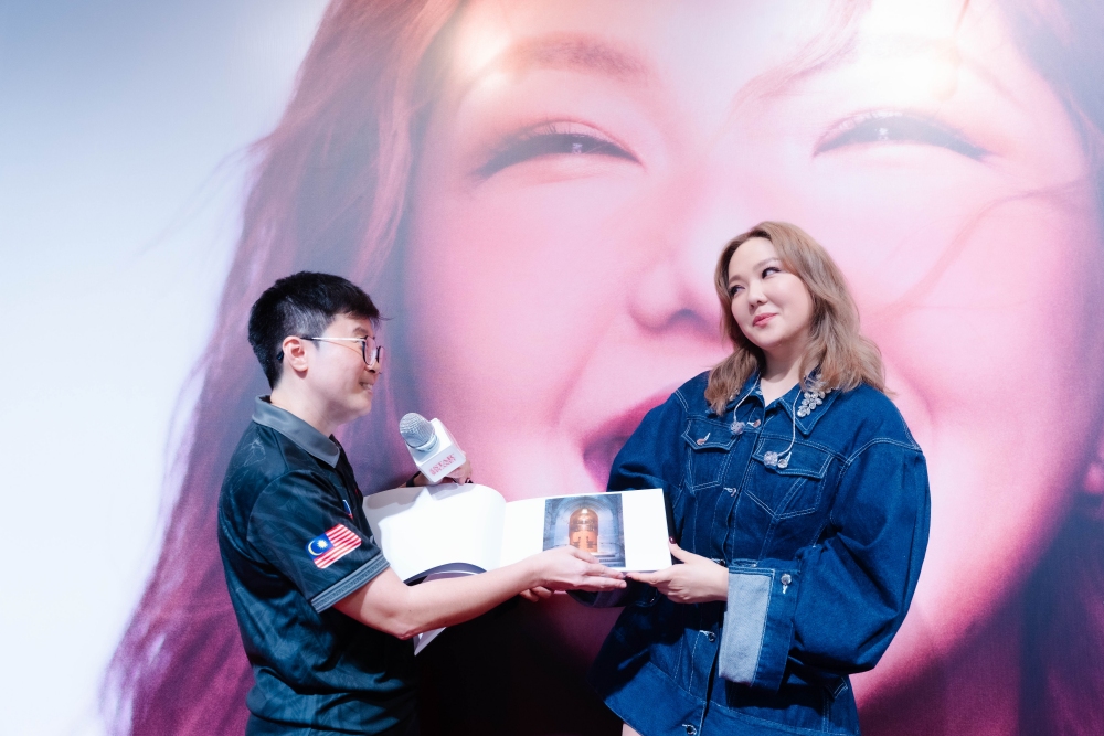 卫兰获铁粉赠送“20年回忆录”!感动直呼:你们是音乐旅程最珍贵的力量! 内容图3 潮品文-大潮社旗下实时最新热点娱乐时尚数码等新闻资讯网站! 卫兰获铁粉赠送“20年回忆录”