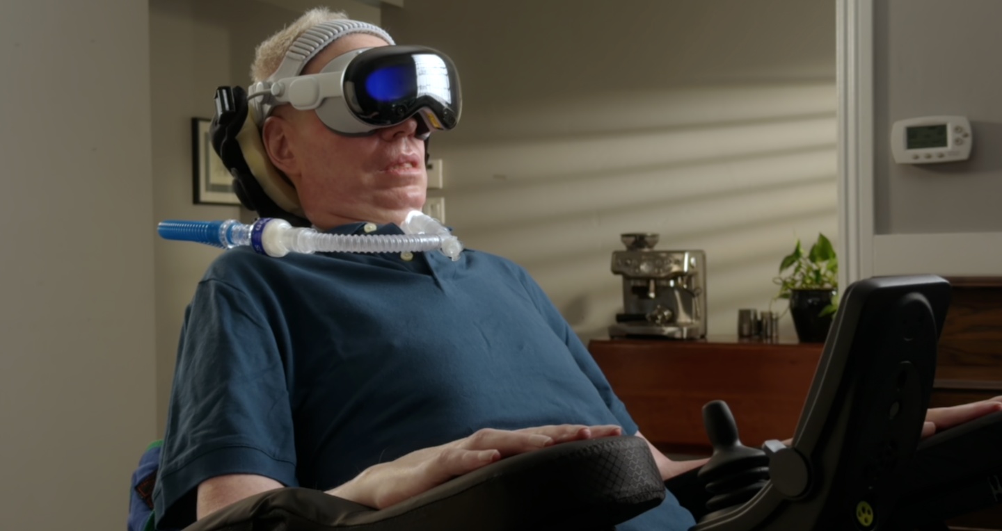 Apple visionOS 27 预告无障碍新功能：Vision Pro 眼控操作电动轮椅、9 月正式上线｜X站