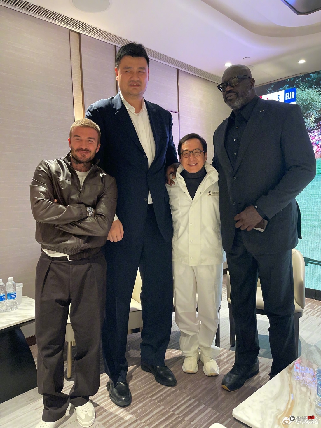 成龙与两大球星同框!与David Beckham秒变 “小人国” 成员! 内容图3 潮品文-大潮社旗下实时最新热点娱乐时尚数码等新闻资讯网站! 成龙