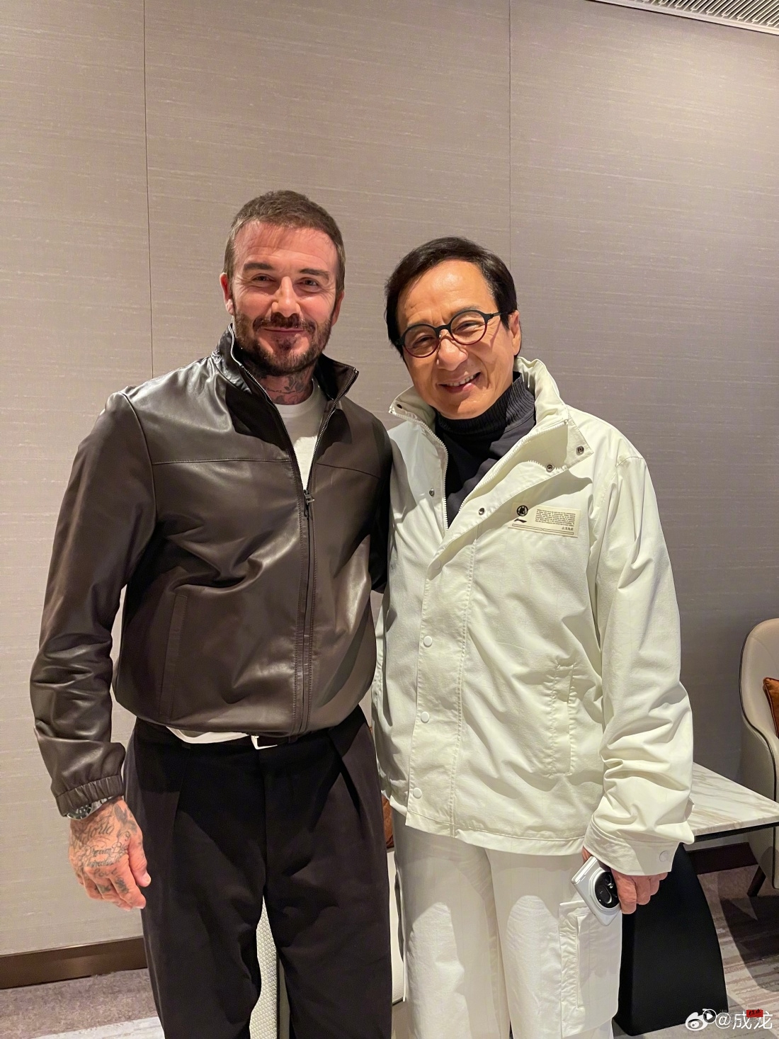 成龙与两大球星同框!与David Beckham秒变 “小人国” 成员! 内容图2 潮品文-大潮社旗下实时最新热点娱乐时尚数码等新闻资讯网站! 成龙