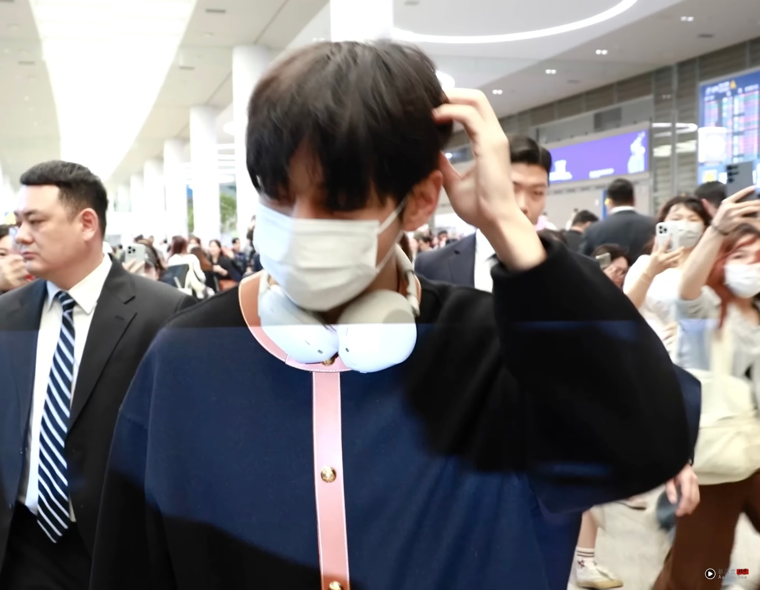 BTS V 现身机场夸粉丝秩序好!下一秒被包围 “收回比赞”! 内容图4 潮品文-大潮社旗下实时最新热点娱乐时尚数码等新闻资讯网站! BTS V