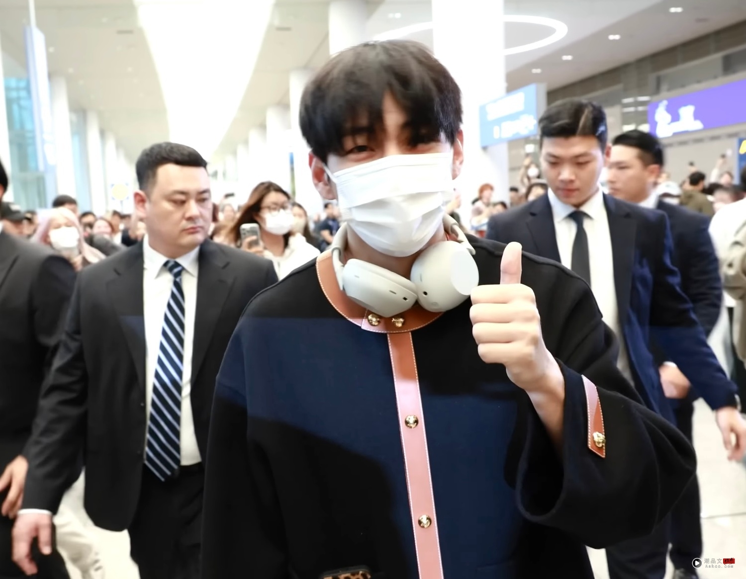 BTS V 现身机场夸粉丝秩序好!下一秒被包围 “收回比赞”! 内容图3 潮品文-大潮社旗下实时最新热点娱乐时尚数码等新闻资讯网站! BTS V