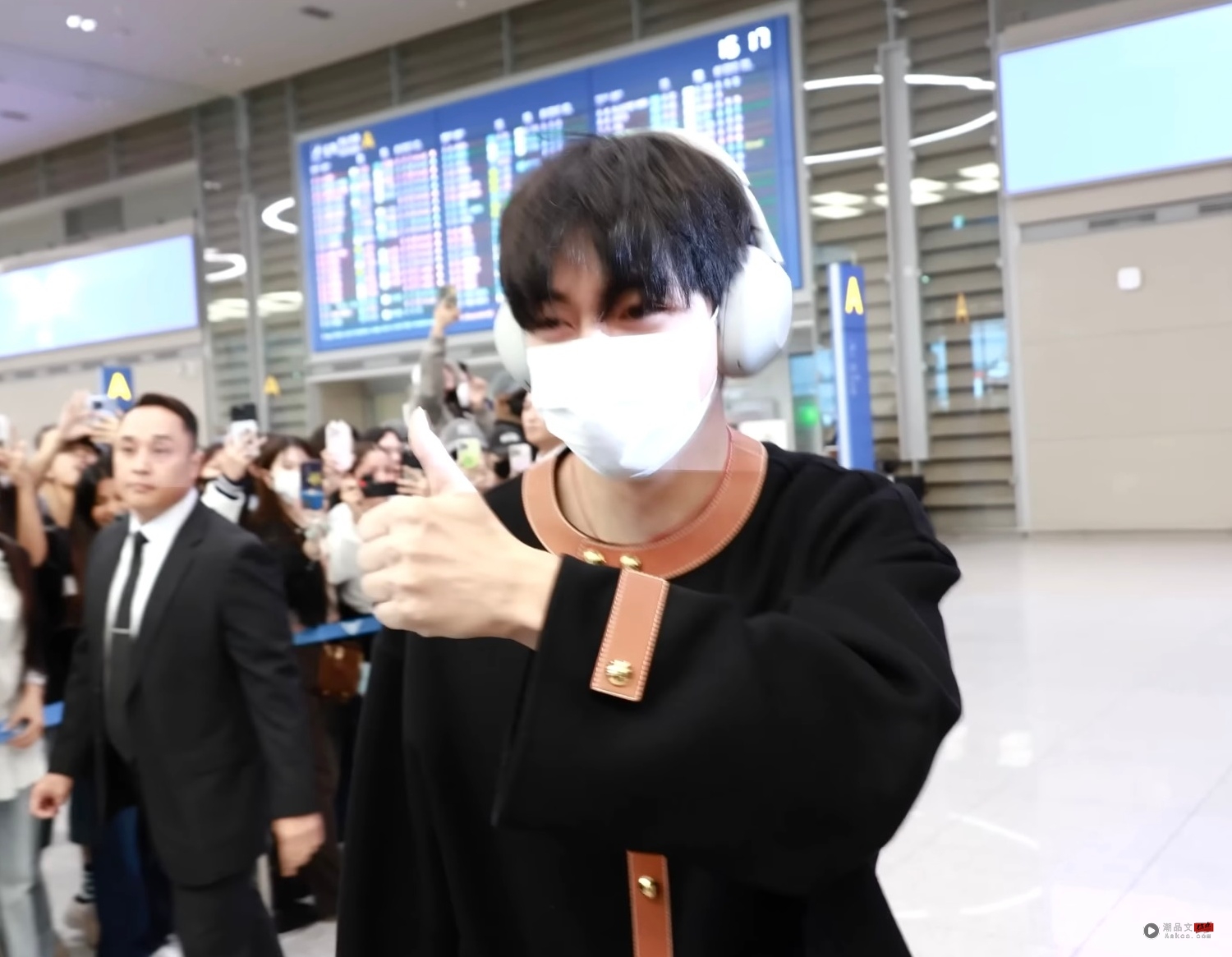 BTS V 现身机场夸粉丝秩序好!下一秒被包围 “收回比赞”! 内容图2 潮品文-大潮社旗下实时最新热点娱乐时尚数码等新闻资讯网站! BTS V