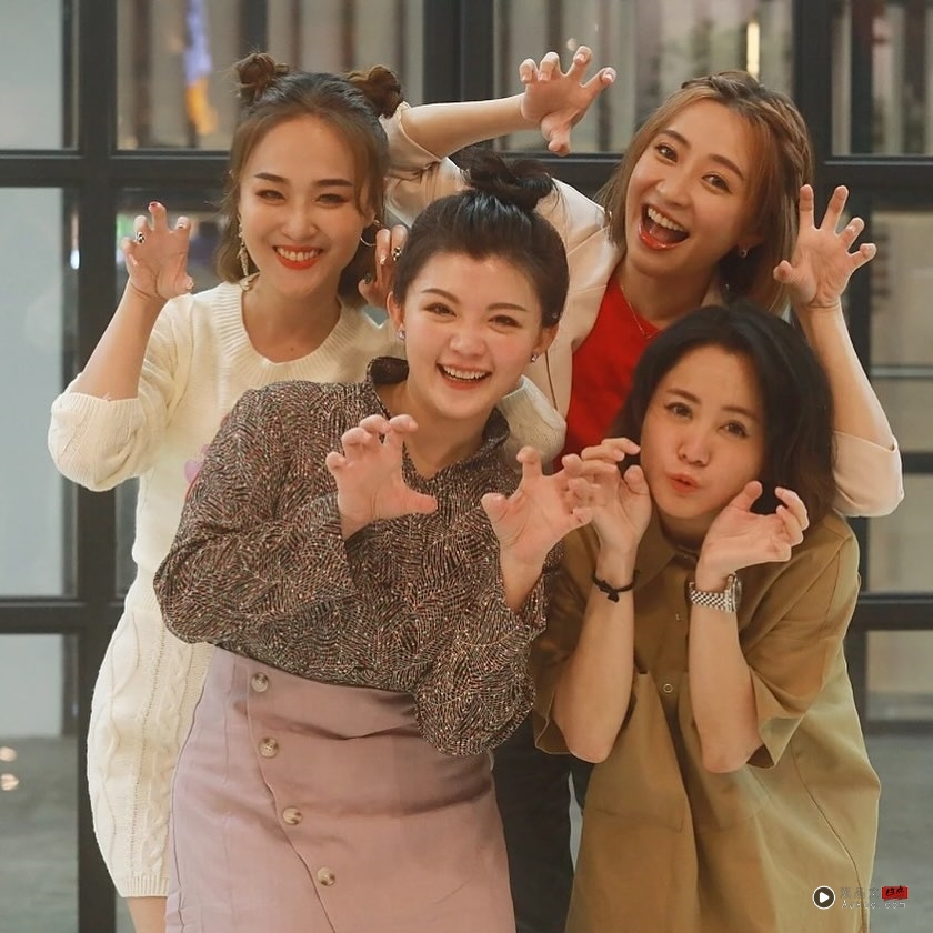 四个女生再聚!阿妮晒成员“小时候VS现在” AI同框照掀回忆杀 内容图4 潮品文-大潮社旗下实时最新热点娱乐时尚数码等新闻资讯网站! 四个女生