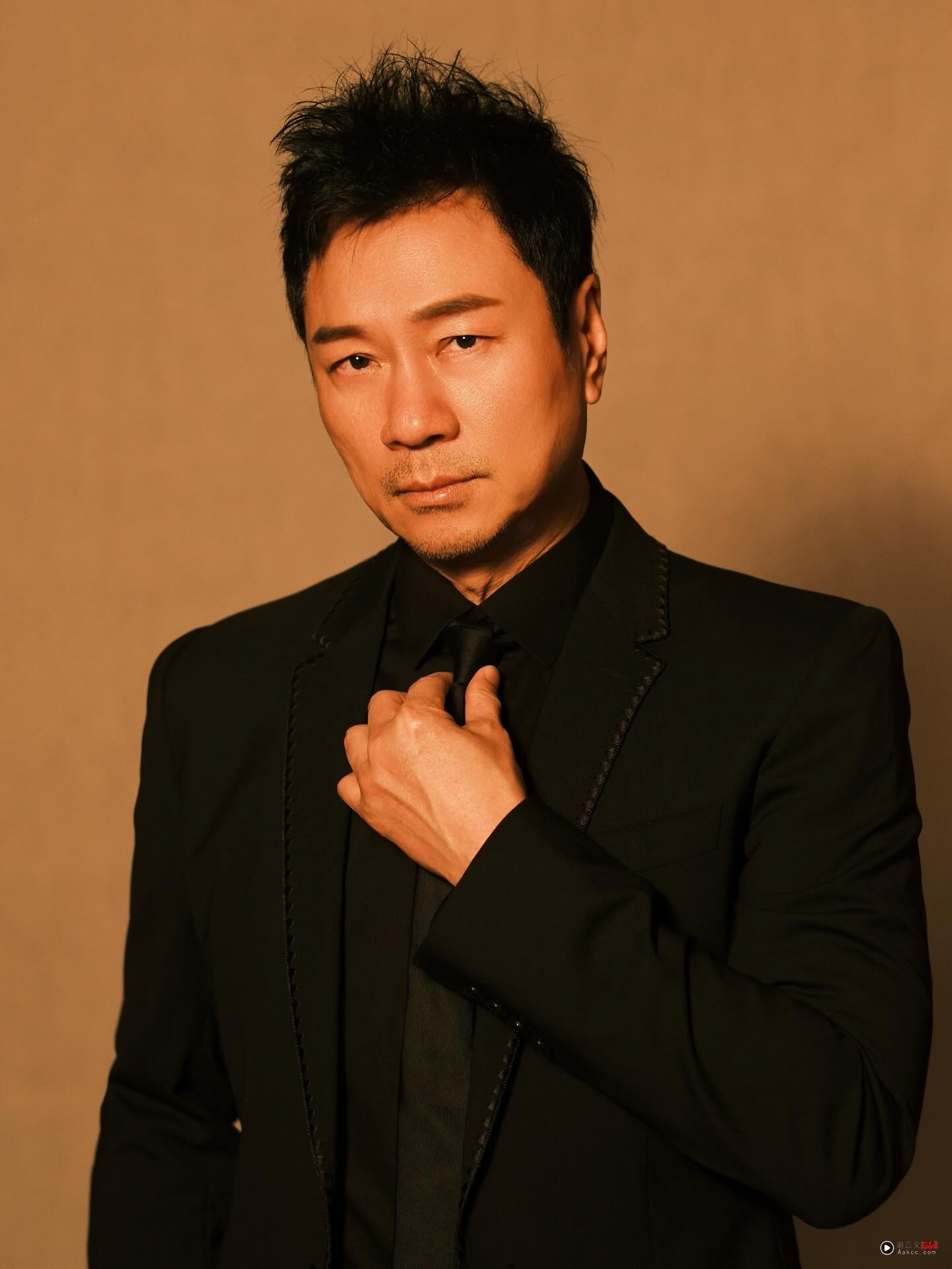 黎耀祥惊现主题乐园表演!网友调侃:视帝沦落卖艺? 内容图2 潮品文-大潮社旗下实时最新热点娱乐时尚数码等新闻资讯网站! 黎耀祥