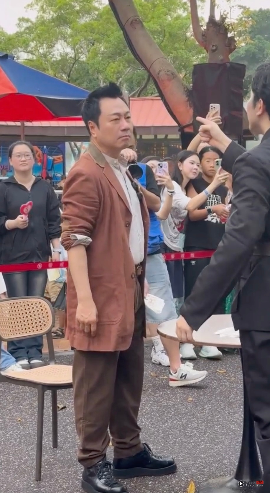 黎耀祥惊现主题乐园表演!网友调侃:视帝沦落卖艺? 内容图3 潮品文-大潮社旗下实时最新热点娱乐时尚数码等新闻资讯网站! 黎耀祥