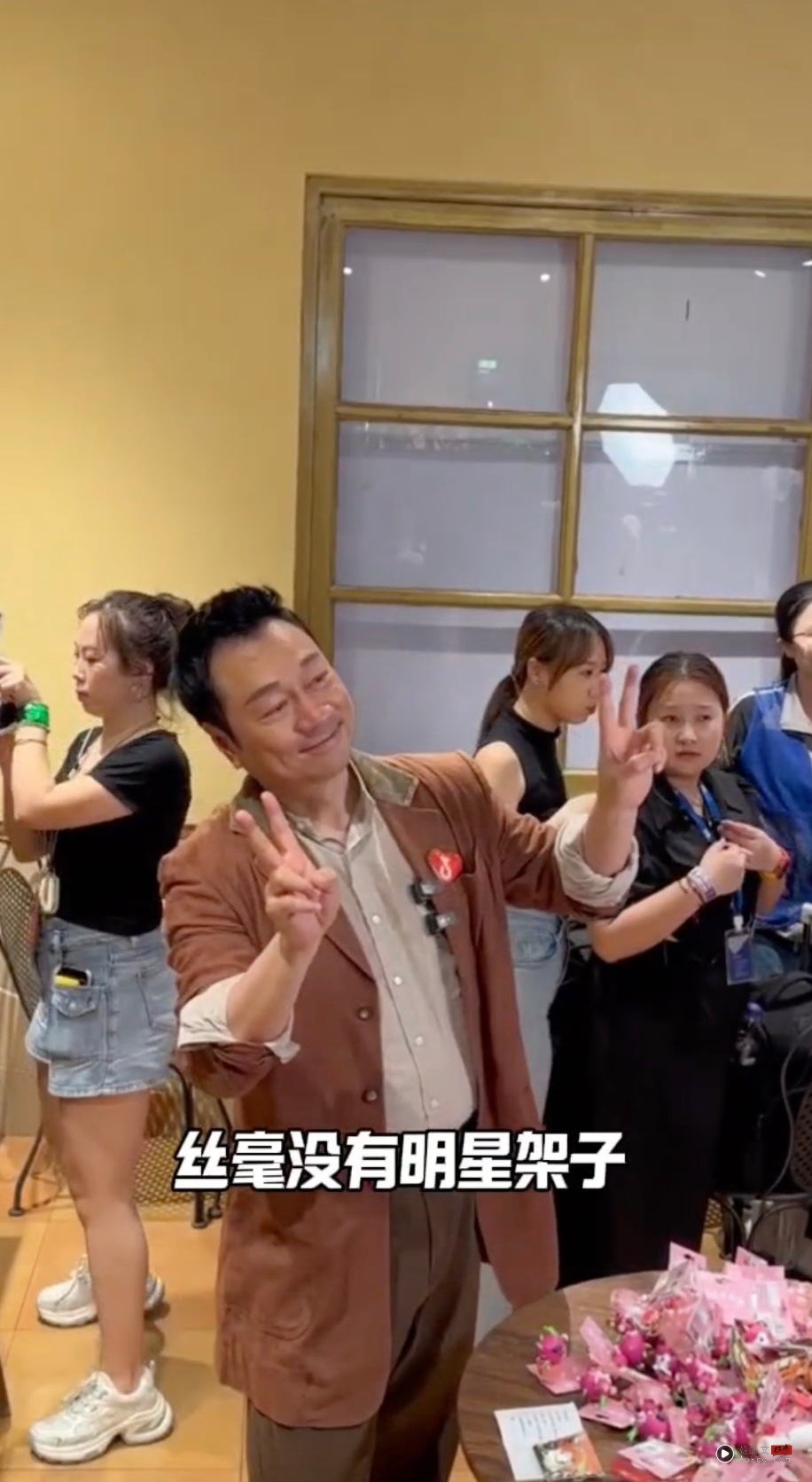 黎耀祥惊现主题乐园表演!网友调侃:视帝沦落卖艺? 内容图5 潮品文-大潮社旗下实时最新热点娱乐时尚数码等新闻资讯网站! 黎耀祥