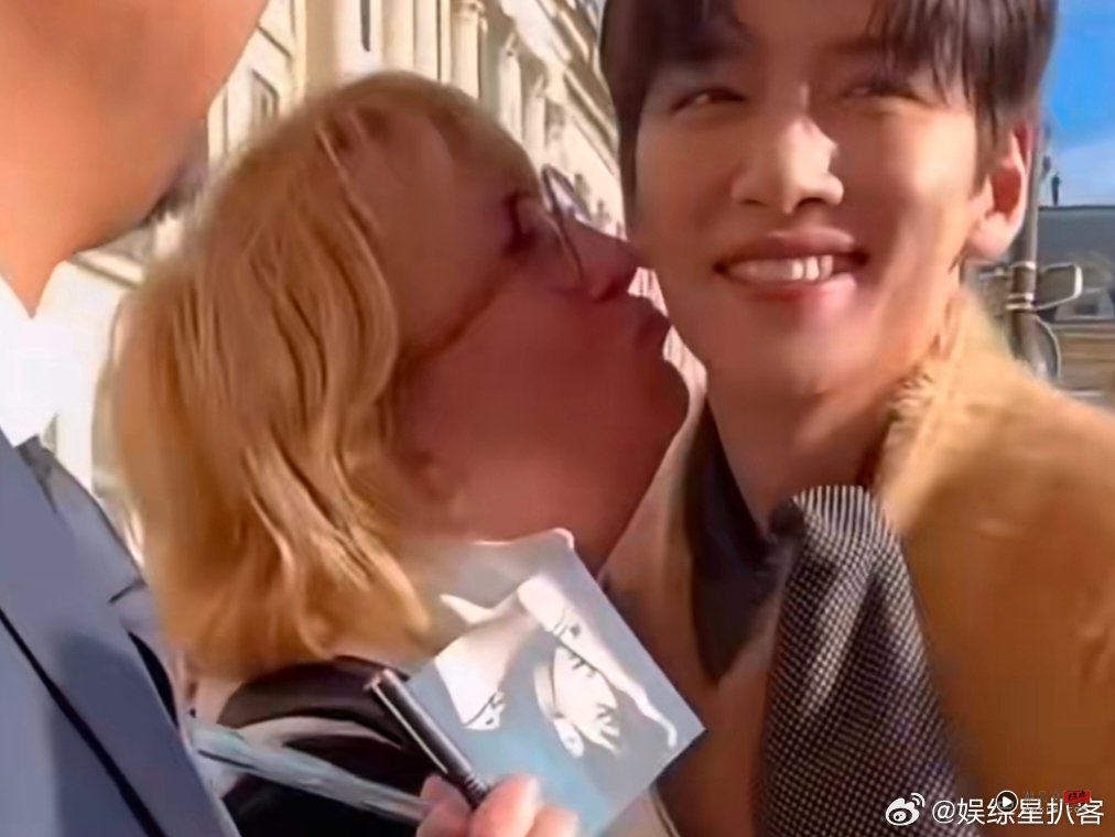 池昌旭遭两位女粉丝强吻!保安全程袖手旁观! 内容图3 潮品文-大潮社旗下实时最新热点娱乐时尚数码等新闻资讯网站! 池昌旭
