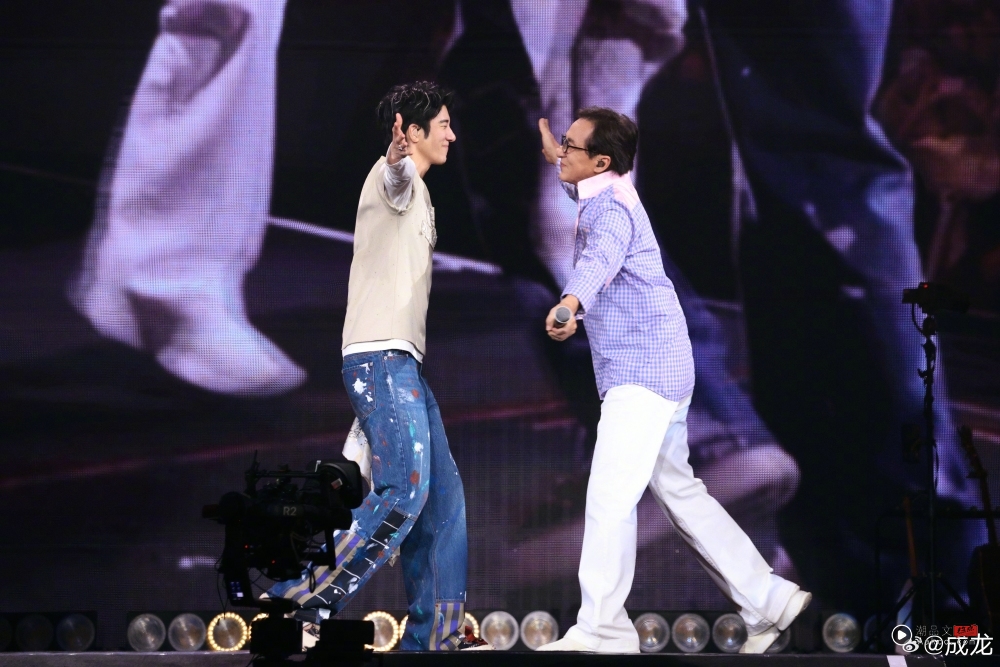 成龙、王力宏嘴对嘴亲吻!曾多次公开表示 “王力宏是我理想中的儿子” 内容图2 潮品文-大潮社旗下实时最新热点娱乐时尚数码等新闻资讯网站! 成龙、王力宏嘴对嘴亲吻