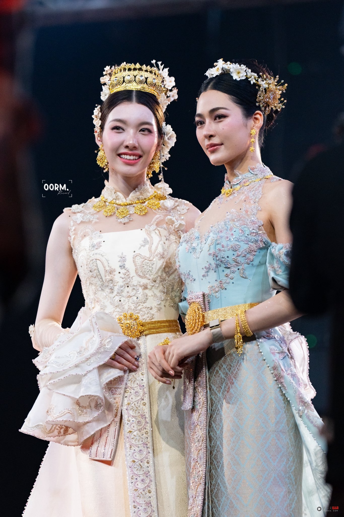 粉丝泰国传统活动大喊:说中文!邝玲玲高情商回怼:泰语优先 内容图2 潮品文-大潮社旗下实时最新热点娱乐时尚数码等新闻资讯网站! 邝玲玲