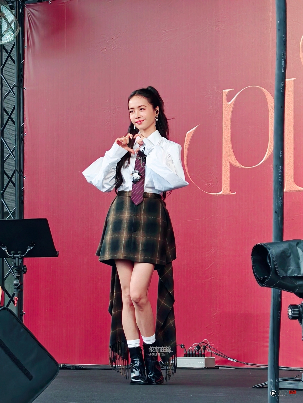 马来西亚粉丝签唱会高呼:10年没见!蔡依林承诺:会尽力把巡演带到马来西亚 内容图4 潮品文-大潮社旗下实时最新热点娱乐时尚数码等新闻资讯网站! 蔡依林承诺:会尽力把巡演带到马来西亚