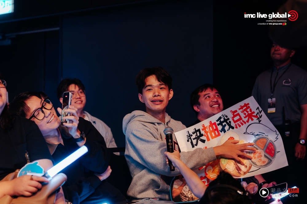 韦礼安马来西亚演唱会模仿Uncle Roger!“老板级”歌迷带全公司来看秀 秒变大型交友现场! 内容图3 潮品文-大潮社旗下实时最新热点娱乐时尚数码等新闻资讯网站! 韦礼安马来西亚演唱会模仿Uncle Roger