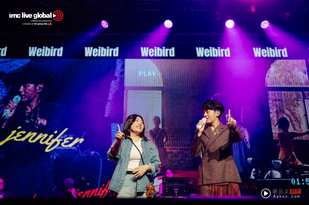 韦礼安马来西亚演唱会模仿Uncle Roger!“老板级”歌迷带全公司来看秀 秒变大型交友现场! 内容图4 潮品文-大潮社旗下实时最新热点娱乐时尚数码等新闻资讯网站! 韦礼安马来西亚演唱会模仿Uncle Roger