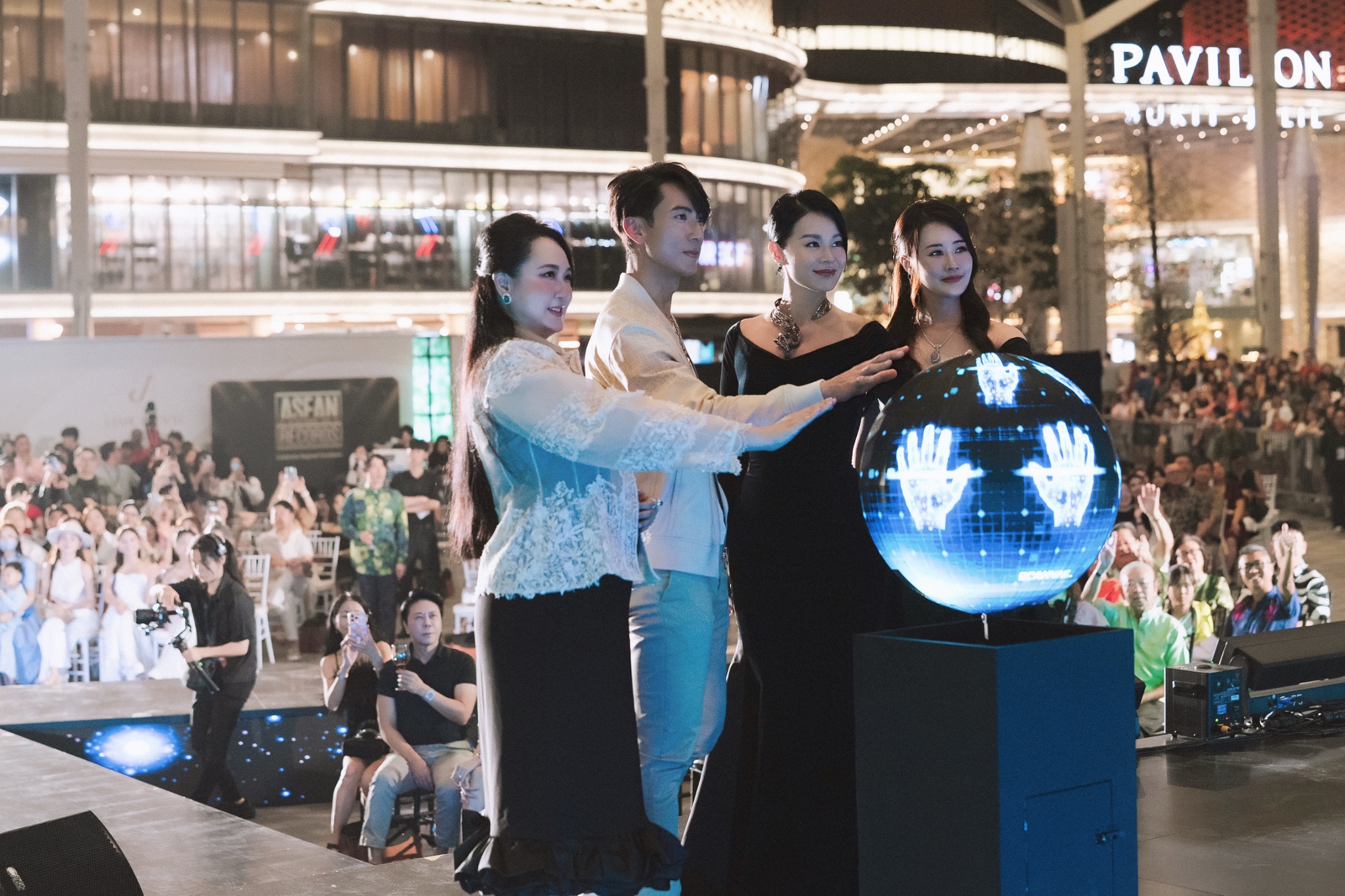 J Jade u0026 Jewel成明星新宠!胡杏儿指定老板娘亲自设计 吴尊选戴翡翠更显帅气! 内容图3 潮品文-大潮社旗下实时最新热点娱乐时尚数码等新闻资讯网站! J Jade Jewel