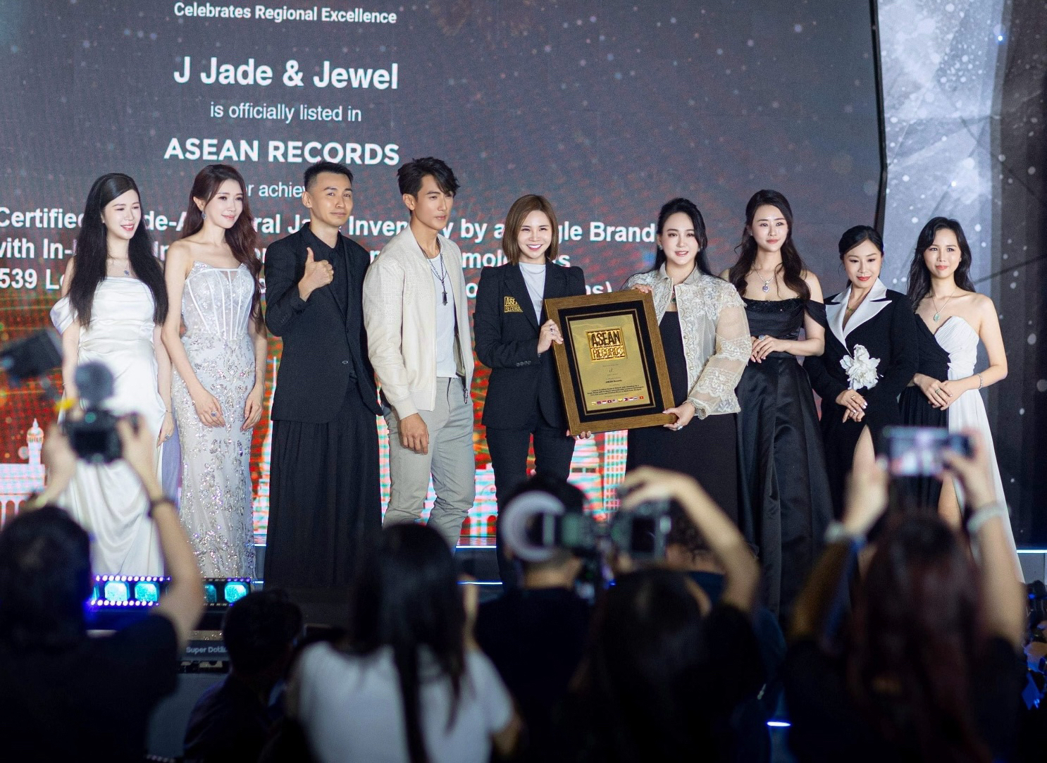 J Jade u0026 Jewel成明星新宠!胡杏儿指定老板娘亲自设计 吴尊选戴翡翠更显帅气! 内容图8 潮品文-大潮社旗下实时最新热点娱乐时尚数码等新闻资讯网站! J Jade Jewel