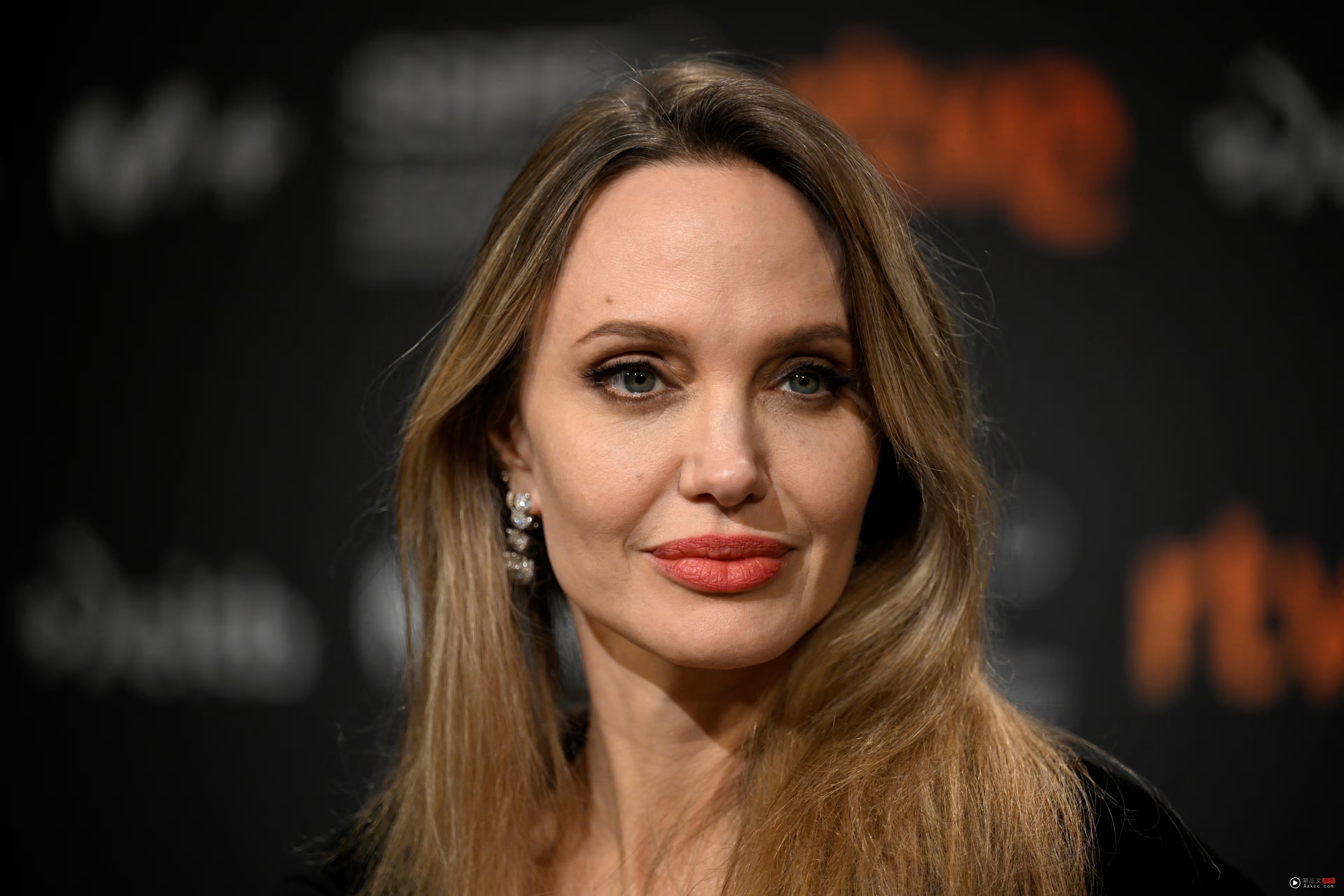 12年前为防癌切除双乳!Angelina Jolie首度公开手术疤痕! 内容图2 潮品文-大潮社旗下实时最新热点娱乐时尚数码等新闻资讯网站! Angelina Jolie
