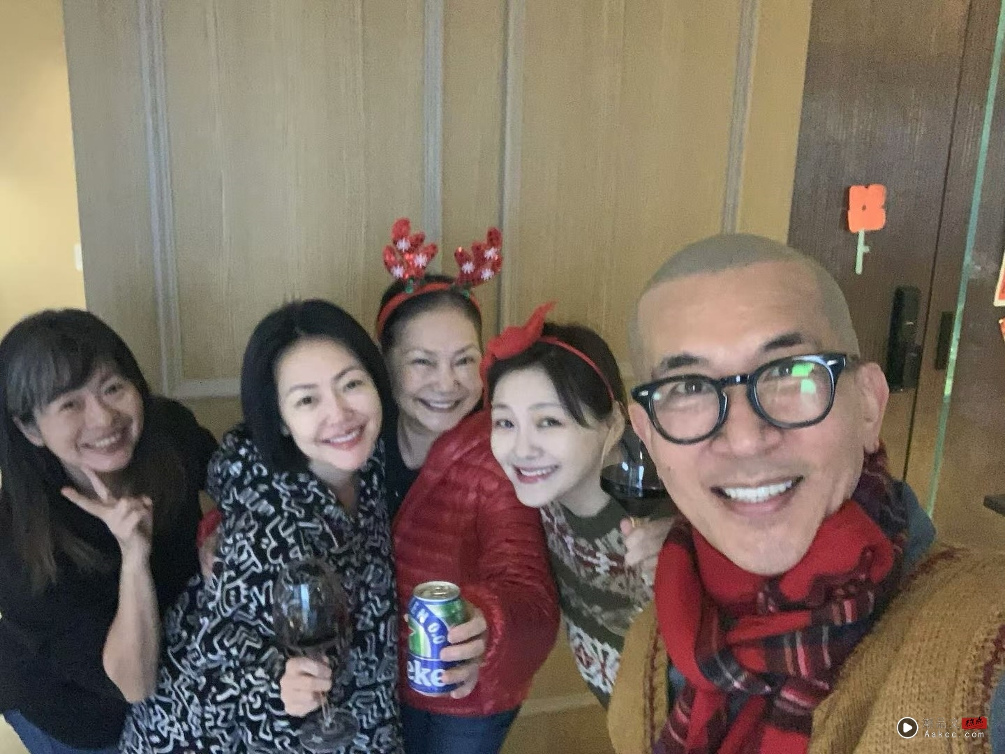 小S给妈妈送上“金钟奖”奖座!S妈难得一笑:补上了我的心 内容图4 潮品文-大潮社旗下实时最新热点娱乐时尚数码等新闻资讯网站! 小S