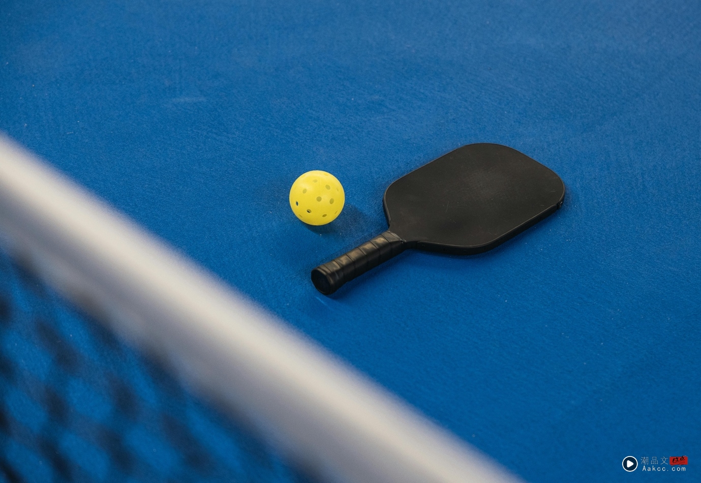 健康并不复杂,也不一定昂贵! 从一瓶Bragg苹果醋和一场 Pickleball 开始 内容图2 潮品文-大潮社旗下实时最新热点娱乐时尚数码等新闻资讯网站! A paddle and ball on a tableAI-generated content may be incorrect.