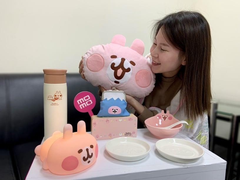 momo购物网“卡娜赫拉集点加价购”活动开跑!卡娜赫拉造型拍拍灯、餐具组粉丝必收 内容图1 新潮社-实时最新热点娱乐时尚美妆等新闻资讯网站! momo购物网“卡娜赫拉集点加价购”活动开跑!卡娜赫拉造型拍拍灯、餐具组粉丝通通要收