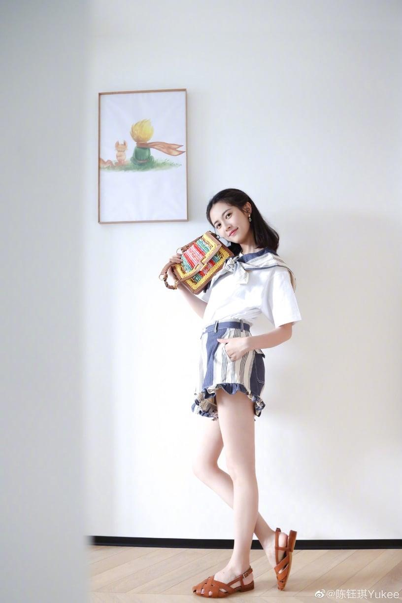 9位比想像中矮的女星!赵露思160,陈钰琪164也不高,王鹤棣竟把160的沈月“挡好挡满” 内容图1 新潮社-实时最新热点娱乐时尚美妆等新闻资讯网站! 9位比想像中矮的女星!赵露思160,陈钰琪164也不高,王鹤棣竟把160的沈月“挡好挡满”