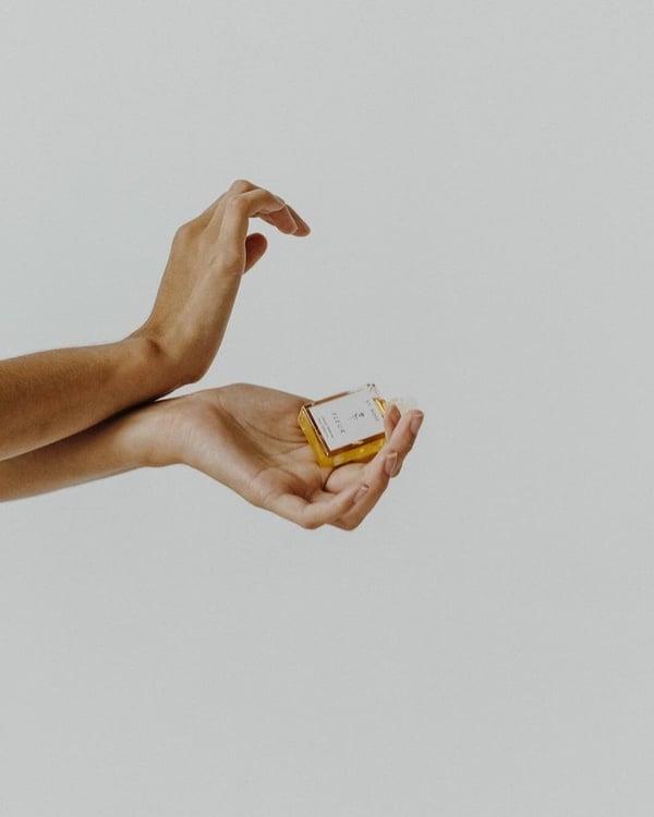 高段位香水喷法，留香一整天！搞懂香水差异，喷对香整天、还撩人于无形！