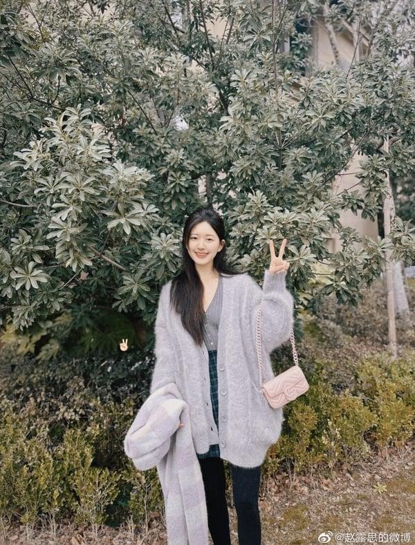 《神隐》赵露思超会选包！赵露思包包盘点：PEDRO平价不过万、CHANEL斜纹软呢超梦幻